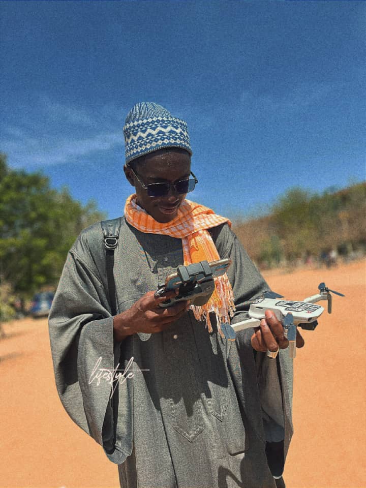 Pape Djibril SÉNE avec un drone lors d'une séance de pilotage